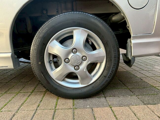 ホールに、若干の傷がありますが非常に綺麗なタイヤになります。